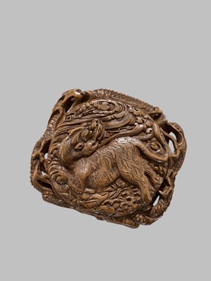 Lot 58 - A FINE WOOD TONKOTSU WITH DRAGONS AND A TIGER