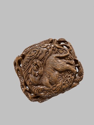 Lot 58 - A FINE WOOD TONKOTSU WITH DRAGONS AND A TIGER