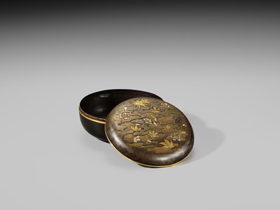 Lot 16 - FUJII: AN INLAID BRONZE 'FULL MOON' BOX AND COVER WITH PRUNUS BLOSSOMS AND MAPLE LEAVES