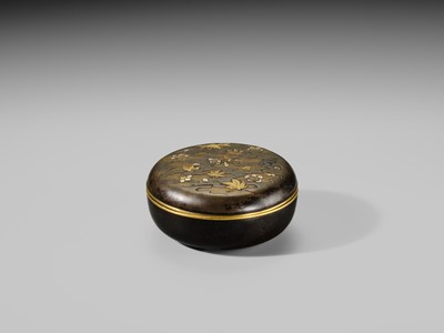 Lot 16 - FUJII: AN INLAID BRONZE 'FULL MOON' BOX AND COVER WITH PRUNUS BLOSSOMS AND MAPLE LEAVES