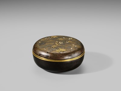 Lot 16 - FUJII: AN INLAID BRONZE 'FULL MOON' BOX AND COVER WITH PRUNUS BLOSSOMS AND MAPLE LEAVES