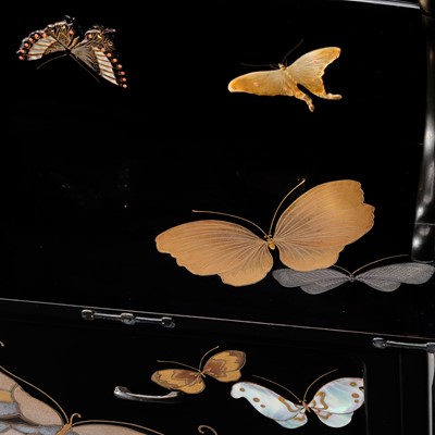 Lot 136 - UMEZAWA RYUSHIN: A SUPERB INLAID AND LACQUERED ‘BUTTERFLIES’ KATANA KAKE (SWORD STAND)