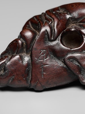 Lot 102 - A SUPERB AND RARE WOOD NETSUKE OF FUKUROKUJU TAKING A NAP