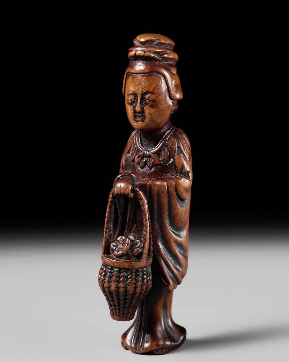 Lot 97 - A FINE AND EARLY WOOD NETSUKE OF SEIOBO