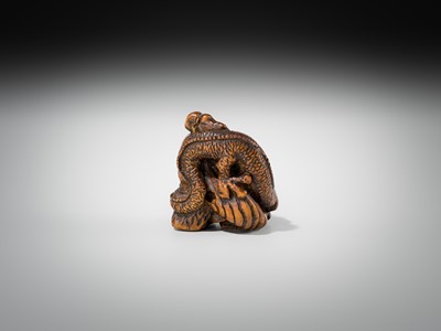 Lot 446 - A POWERFUL WOOD NETSUKE OF BASHIKO SENNIN