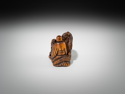 Lot 446 - A POWERFUL WOOD NETSUKE OF BASHIKO SENNIN