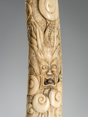 Lot 1458 - A FINE ANTLER KISERUZUTSU (PIPE CASE) DEPICTING A DRAGON