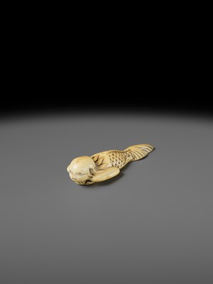 Lot 114 - A FINE IVORY NETSUKE OF A SWIMMING NINGYO (MERMAID)