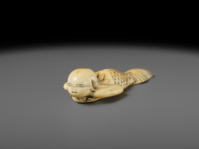 Lot 114 - A FINE IVORY NETSUKE OF A SWIMMING NINGYO (MERMAID)