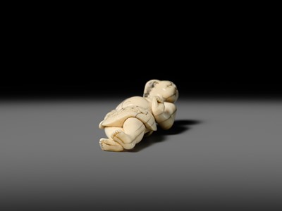Lot 105 - A SUPERB IVORY NETSUKE OF A SUMO WRESTLER