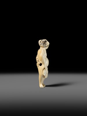 Lot 105 - A SUPERB IVORY NETSUKE OF A SUMO WRESTLER