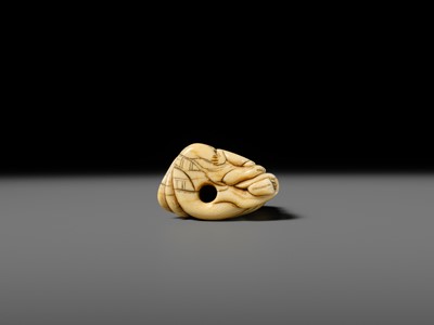 Lot 112 - A FINE IVORY NETSUKE OF GAMA SENNIN WITH TWO TOADS