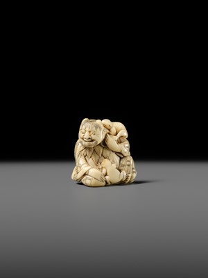 Lot 112 - A FINE IVORY NETSUKE OF GAMA SENNIN WITH TWO TOADS