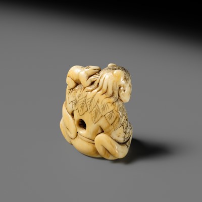 Lot 112 - A FINE IVORY NETSUKE OF GAMA SENNIN WITH TWO TOADS