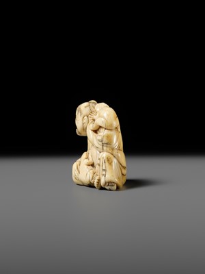 Lot 112 - A FINE IVORY NETSUKE OF GAMA SENNIN WITH TWO TOADS