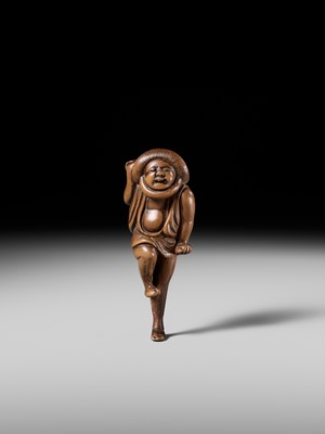 Lot 96 - A SUPERB WOOD NETSUKE OF A DANCING KUMOSUKE (ROAD PORTER)