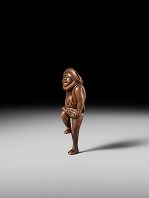 Lot 96 - A SUPERB WOOD NETSUKE OF A DANCING KUMOSUKE (ROAD PORTER)