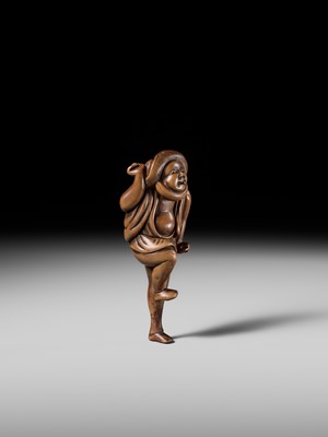 Lot 96 - A SUPERB WOOD NETSUKE OF A DANCING KUMOSUKE (ROAD PORTER)