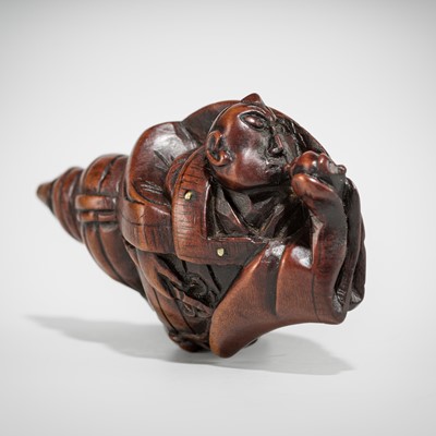 Lot 1530 - A WOOD NETSUKE OF BENKEI INSIDE HORAGAI