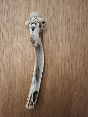 Lot 284 - A FINE ANTLER KISERUZUTSU (PIPE CASE) WITH A SAMURAI