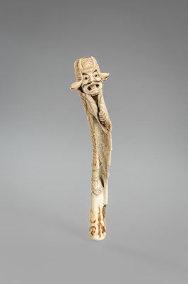 Lot 284 - A FINE ANTLER KISERUZUTSU (PIPE CASE) WITH A SAMURAI