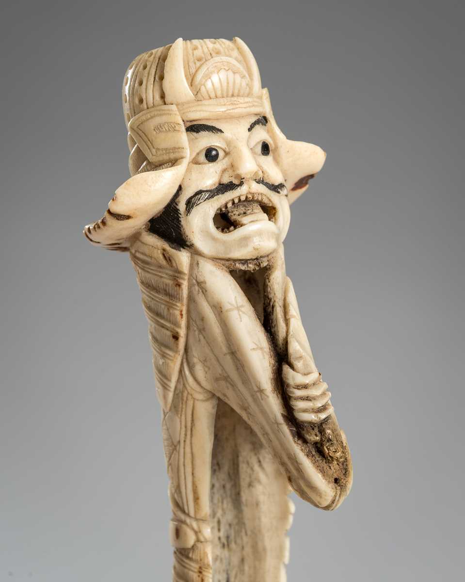 Lot 284 - A FINE ANTLER KISERUZUTSU (PIPE CASE) WITH A SAMURAI