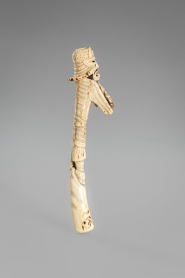 Lot 284 - A FINE ANTLER KISERUZUTSU (PIPE CASE) WITH A SAMURAI