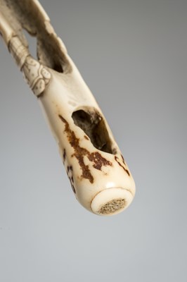 Lot 284 - A FINE ANTLER KISERUZUTSU (PIPE CASE) WITH A SAMURAI