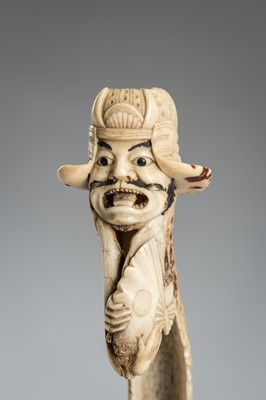 Lot 284 - A FINE ANTLER KISERUZUTSU (PIPE CASE) WITH A SAMURAI