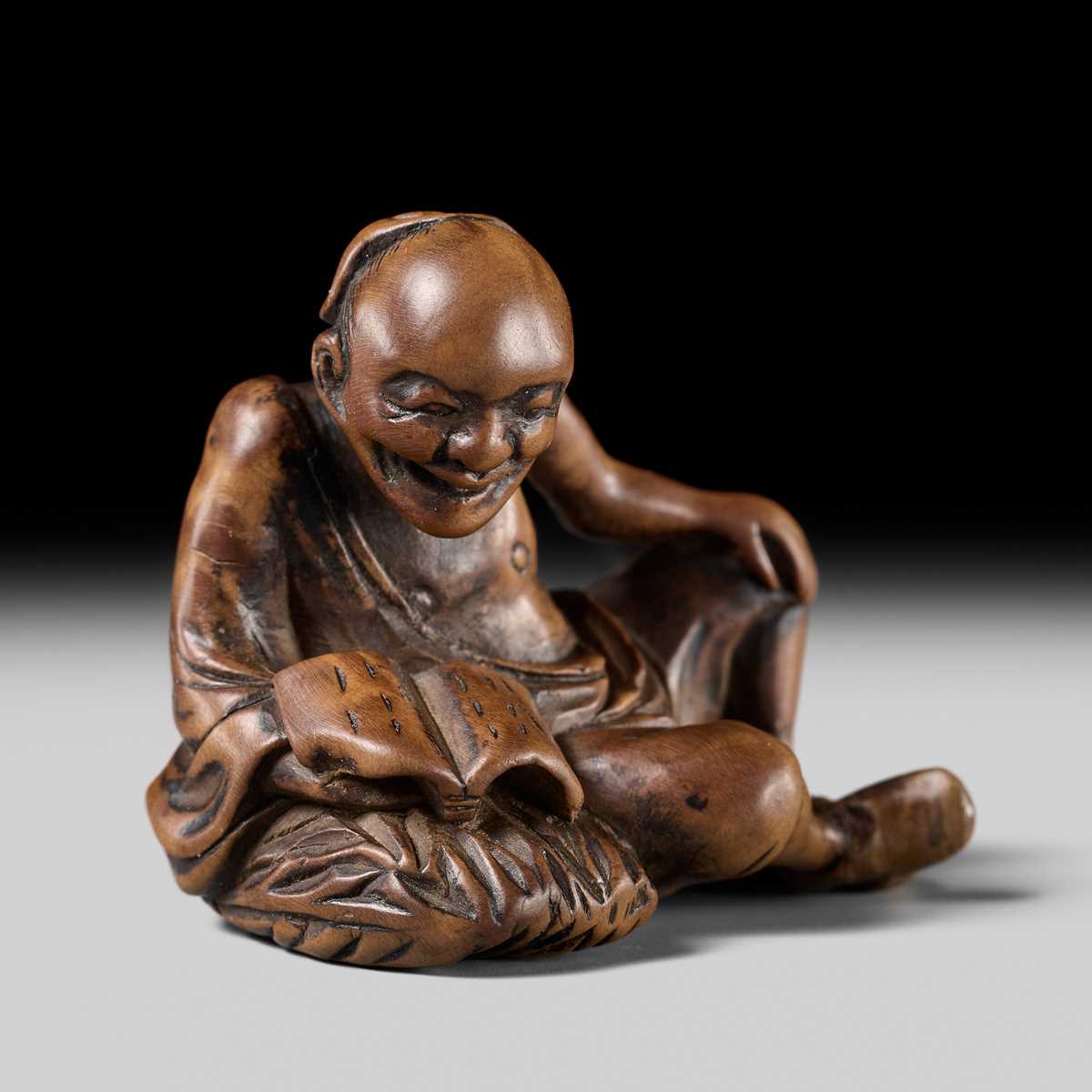 Lot 121 - A WOOD NETSUKE OF RIHAKU