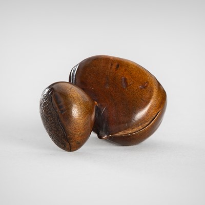 Lot 1601 - GYOKUSO: A SMALL WOOD NETSUKE OF TWO CHESTNUTS