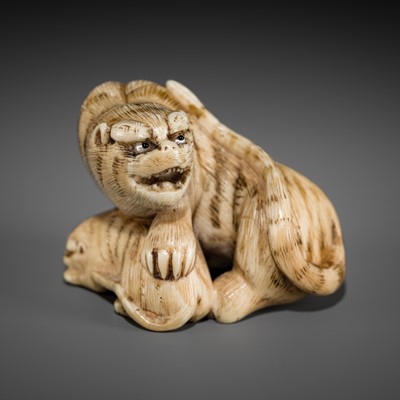 Lot 356 - HAKURYU: AN IVORY NETSUKE OF A TIGER AND CUB