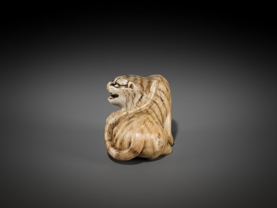 Lot 356 - HAKURYU: AN IVORY NETSUKE OF A TIGER AND CUB