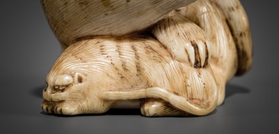 Lot 356 - HAKURYU: AN IVORY NETSUKE OF A TIGER AND CUB