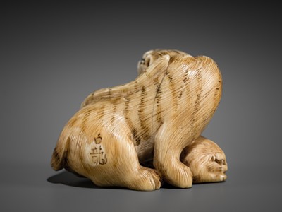 Lot 356 - HAKURYU: AN IVORY NETSUKE OF A TIGER AND CUB