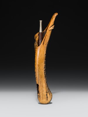 Lot 78 - A FINE ANTLER KISERUZUTSU (PIPE CASE) WITH A KAPPA