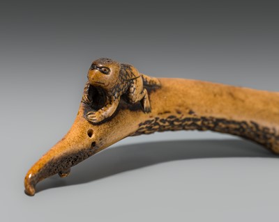 Lot 78 - A FINE ANTLER KISERUZUTSU (PIPE CASE) WITH A KAPPA