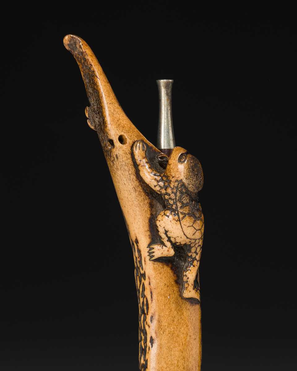 Lot 78 - A FINE ANTLER KISERUZUTSU (PIPE CASE) WITH A KAPPA