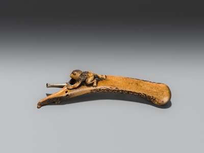 Lot 78 - A FINE ANTLER KISERUZUTSU (PIPE CASE) WITH A KAPPA
