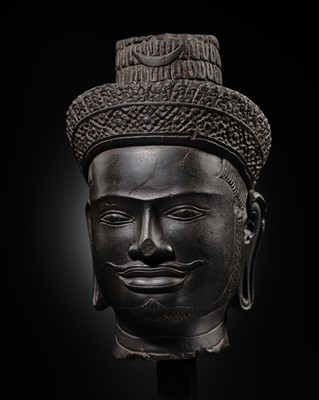 Lot 268 - A POLISHED BLACK STONE HEAD OF SHIVA, BAKHENG STYLE, ANGKOR PERIOD