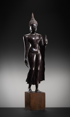 Lot 655 - A LARGE BRONZE FIGURE OF THE WALKING BUDDHA, AYUTTHAYA KINGDOM