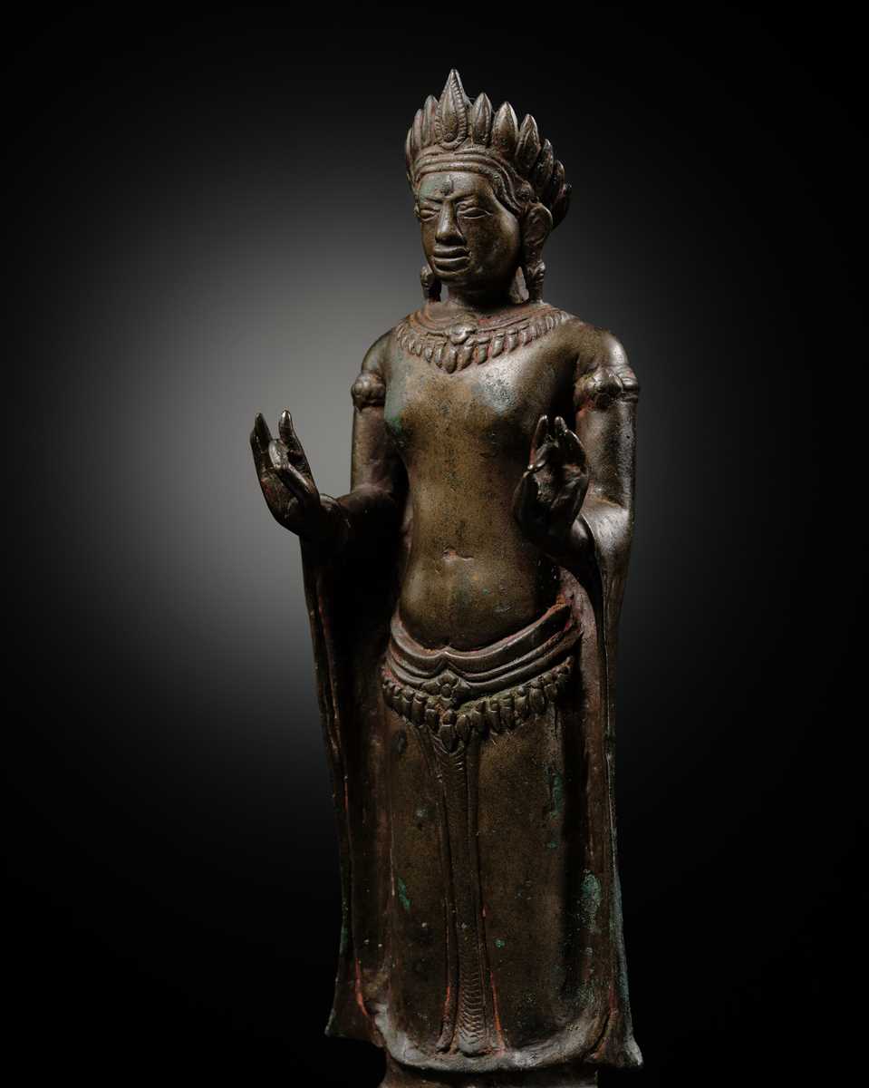 Lot 389 - A KHMER BRONZE FIGURE OF BUDDHA, THAILAND, LOPBURI PERIOD, 13TH CENTURY