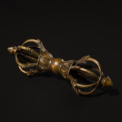 Lot 271 - A LARGE SIX-PRONGED BRONZE VAJRA, 17TH CENTURY