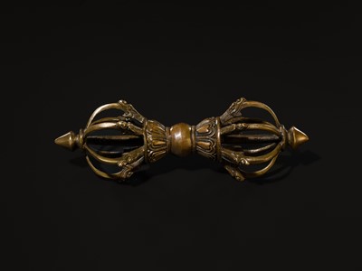 Lot 271 - A LARGE SIX-PRONGED BRONZE VAJRA, 17TH CENTURY