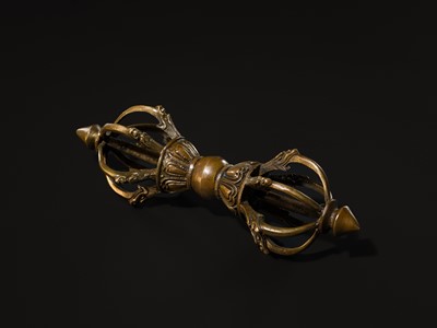 Lot 271 - A LARGE SIX-PRONGED BRONZE VAJRA, 17TH CENTURY