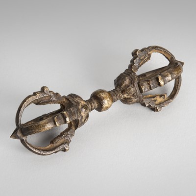 Lot 744 - A SMALL FOUR-PRONGED BRONZE VAJRA