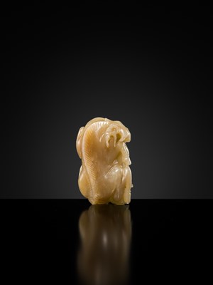 Lot 426 - A FINE ‘ZHOU YANZI’ JADE PENDANT, 18TH CENTURY