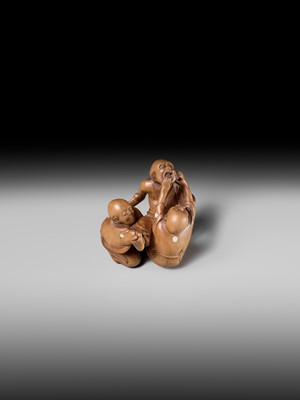Lot 171 - A SUPERB WOOD NETSUKE OF THREE FIGHTING BLIND MEN, ATTRIBUTED TO KOKEISAI SANSHO