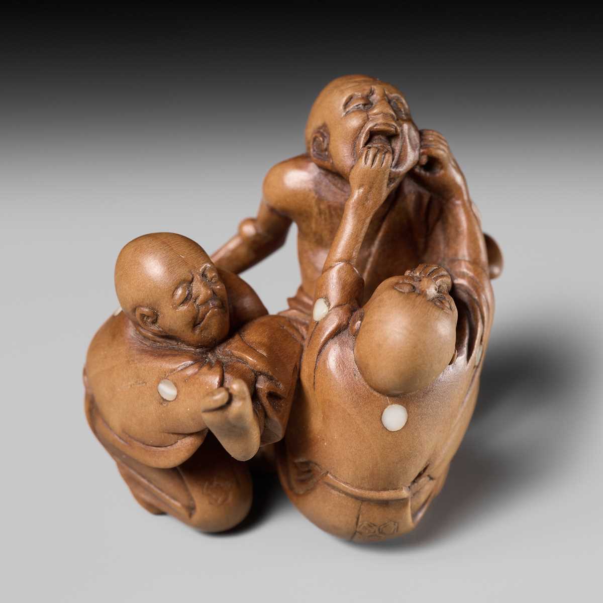 Lot 171 - A SUPERB WOOD NETSUKE OF THREE FIGHTING BLIND MEN, ATTRIBUTED TO KOKEISAI SANSHO