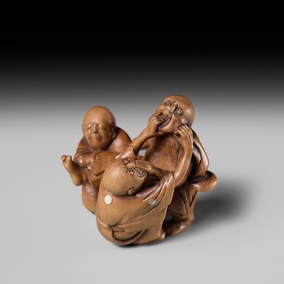 Lot 171 - A SUPERB WOOD NETSUKE OF THREE FIGHTING BLIND MEN, ATTRIBUTED TO KOKEISAI SANSHO